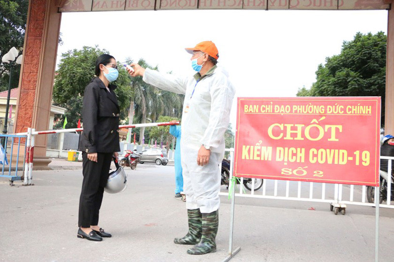 Người dân thị xã Đông Triều được kiểm tra thân nhiệt khi đi qua các chốt kiểm soát phòng dịch Covid-19