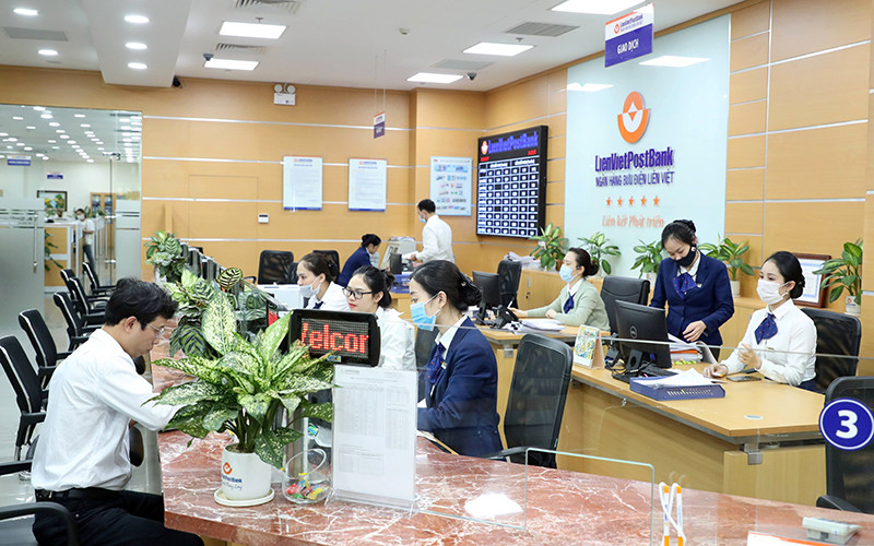 Khách hàng giao dịch tại chi nhánh LienVietPostBank. (Ảnh QP)