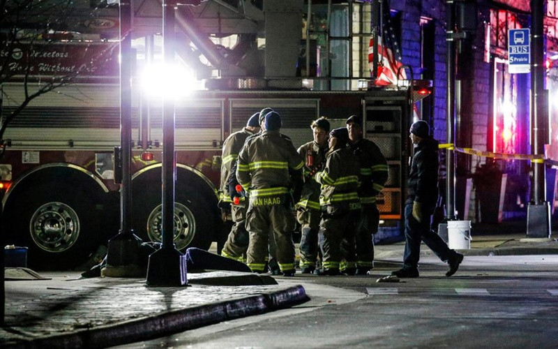 Nhân viên khẩn cấp có mặt tại hiện trường vụ đâm xe. (Ảnh: Reuters)