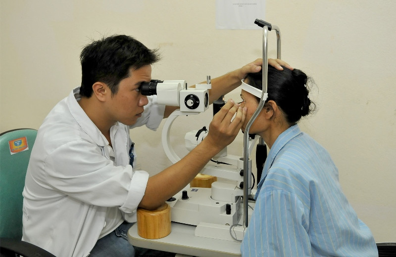 Khám mắt cho bệnh nhân tại Bệnh viện đa khoa tỉnh Hòa Bình. (Ảnh: Nguyễn Đăng)