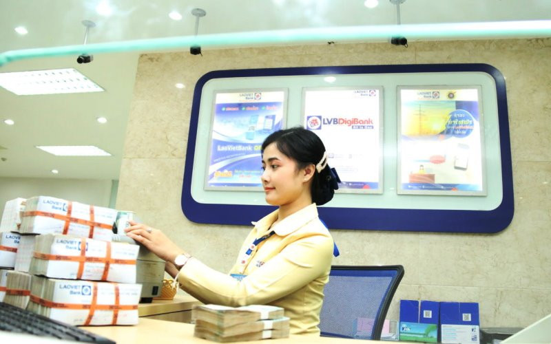 Nhu cầu tiền mặt đang tăng cao tại Lào. Trong ảnh: Kiểm đếm tiền mặt trước khi đưa ra lưu thông trên thị trường tại các ngân hàng ở Lào.