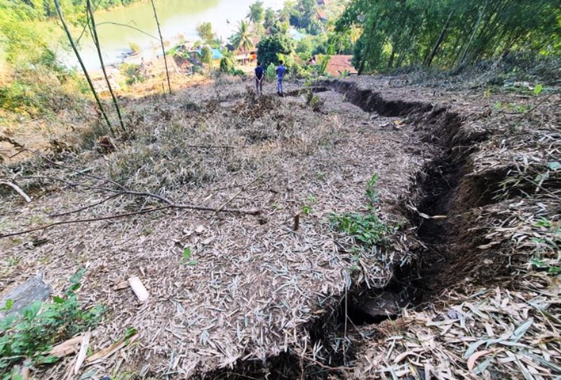 Vết nứt khá sâu, nằm ở độ dốc lớn, nguy cơ sạt lở cao, đe dọa cuộc sống của 17 hộ dân bản Bủng Sát ở phía dưới.