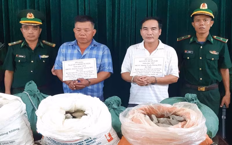 Các đối tượng cùng tang vật bị bắt giữ.