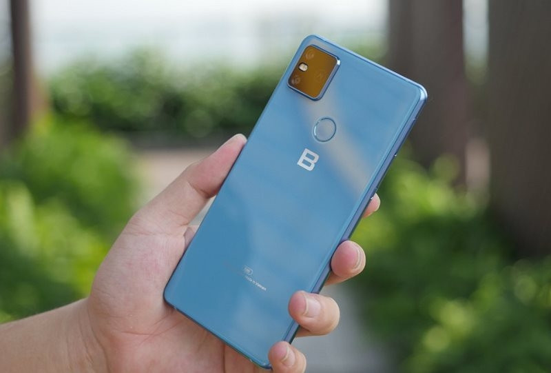 Điện thoại Bphone B86 màu xanh.