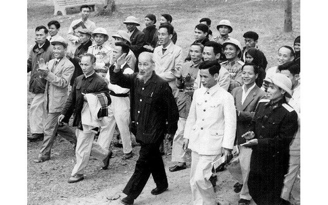 Bác Hồ chỉ rõ, chỉ có dựa trên "cần, kiệm, liêm, chính" thì phong trào thi đua yêu nước mới có thể tiến hành liên tục và lâu dài. Bác đã từng nhắc nhở: "Tưởng lầm rằng thi đua chỉ nhất thời. Thật ra thi đua là phải trường kỳ". Trong ảnh: Chủ tịch Hồ Chí Minh thăm Vĩnh Phúc năm 1963. Ảnh: Tư liệu/TTXVN phát