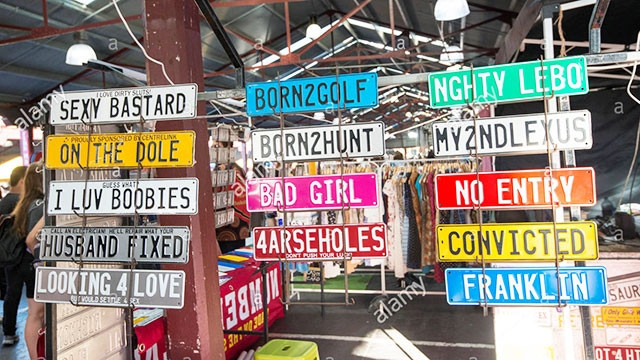 Những biển số xe độc đáo được bán ở chợ Victoria. Ảnh: ALAMY