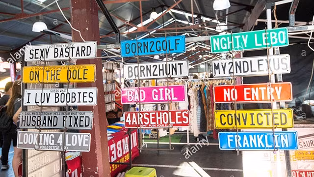 Những biển số xe độc đáo được bán ở chợ Victoria. Ảnh: ALAMY