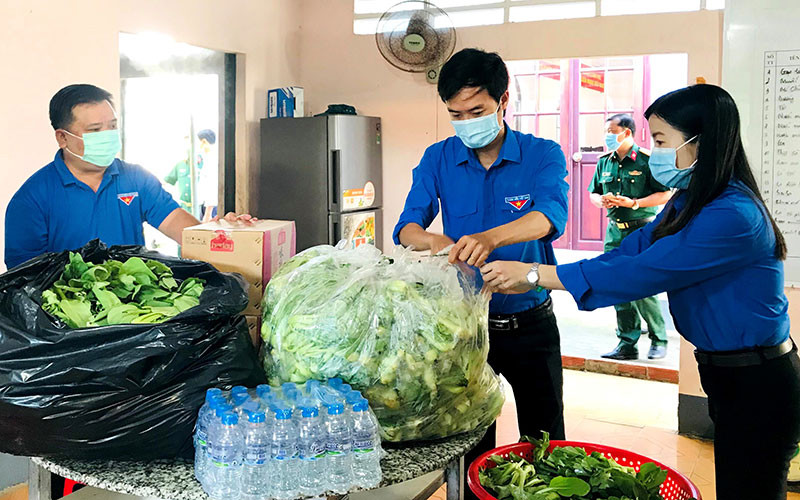 Ðoàn viên, thanh niên tỉnh Bạc Liêu luôn xung kích tham gia đóng góp, hỗ trợ người dân khu vực cách ly.