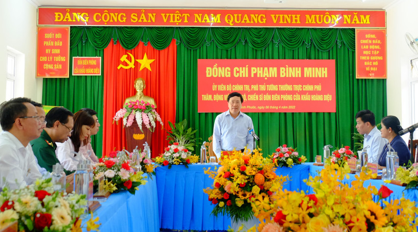 Phó Thủ tướng Thường trực Chính phủ Phạm Bình Minh phát biểu tại buổi làm việc với Đồn biên phòng Cửa khẩu Hoàng Diệu, huyện Bù Đốp.