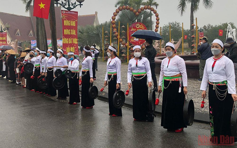 Đội cồng chiêng Mường trình diễn đón khách tại Làng Văn hóa.