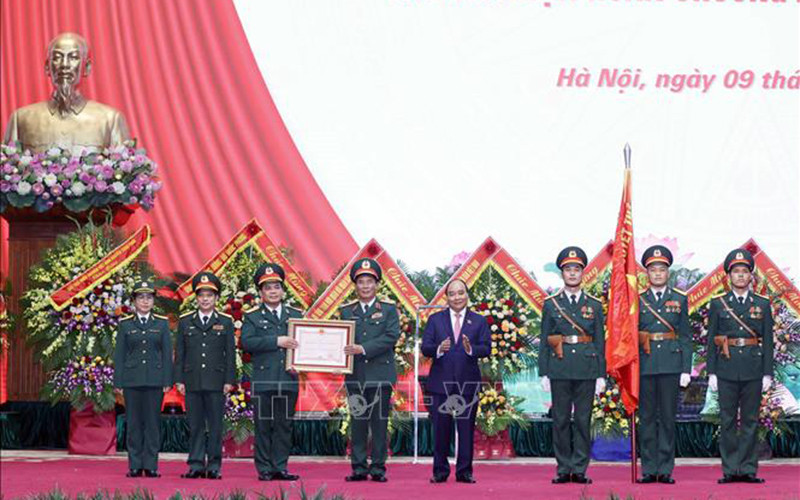 Chủ tịch nước Nguyễn Xuân Phúc trao tặng Huân chương Bảo vệ Tổ quốc hạng Ba cho Binh đoàn 11. (Ảnh: TTXVN)