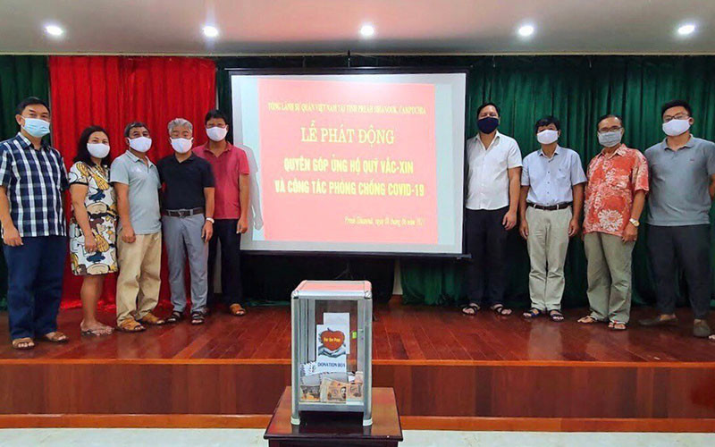 Người Việt Nam tại Campuchia ủng hộ Quỹ vắc-xin phòng, chống Covid-19. Ảnh: NGUYỄN HIỆP