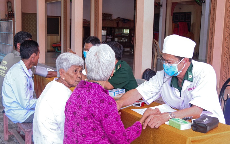 Quân y BĐBP khám bệnh, cấp thuốc cho người già neo đơn.