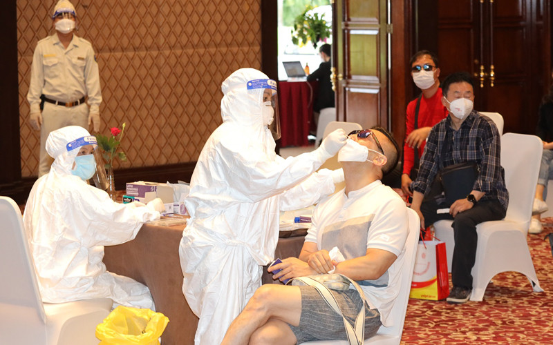 Lấy mẫu xét nghiệm Covid-19 cho các du khách quốc tế đầu tiên tới Phú Quốc (Ảnh: Tổng cục Du lịch) 