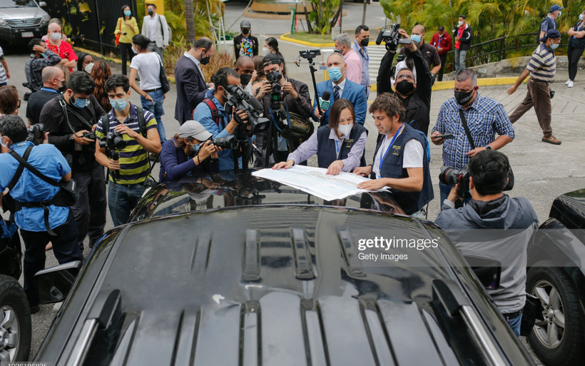 Các quan sát viên EU xem bản đồ Venezuela khi triển khai phái đoàn giám sát bầu cử tại đây.(Ảnh: Gettyimages)