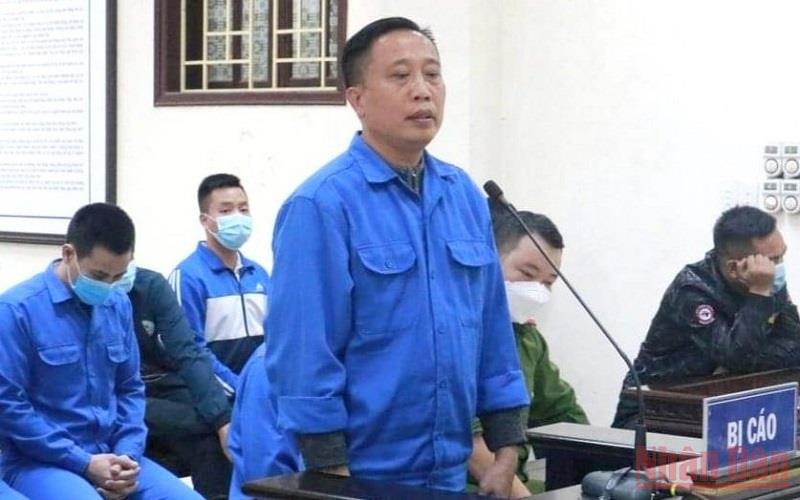 Bình “vổ” và các đối tượng tại phiên xét xử.