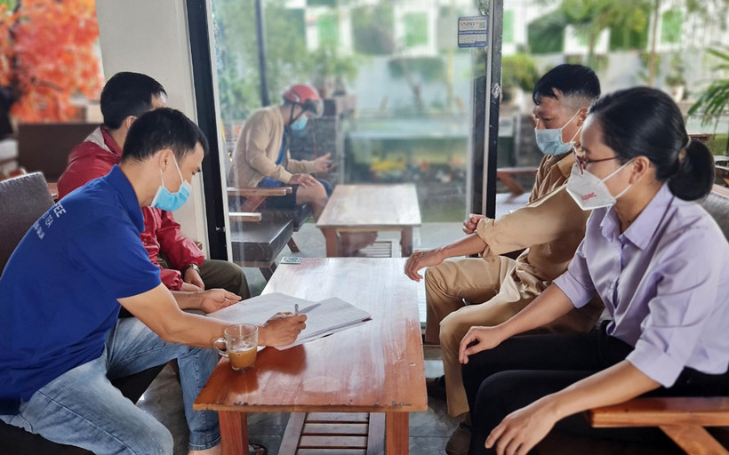 Hướng dẫn hộ kinh doanh dịch vụ ăn uống, giải khát phường Thống Nhất (TP Pleiku) cam kết thực hiện nghiêm giãn cách.