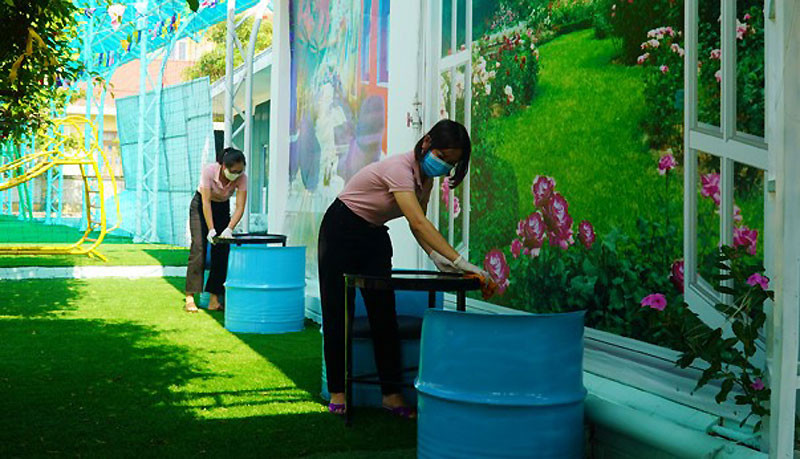 Giáo viên một số trường mầm non tại Quảng Bình vệ sinh trường lớp để đón các cháu đến trường