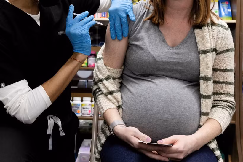 Một phụ nữ mang thai được tiêm phòng vaccine ngừa Covid-19 tại Mỹ. Ảnh: Reuters.