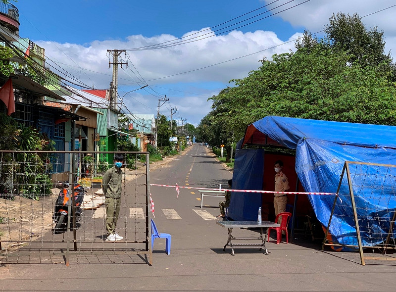 Làng 50 (phường Yên Đổ) được phong tỏa tạm thời, tiến hành truy vết, phòng chống dịch. 