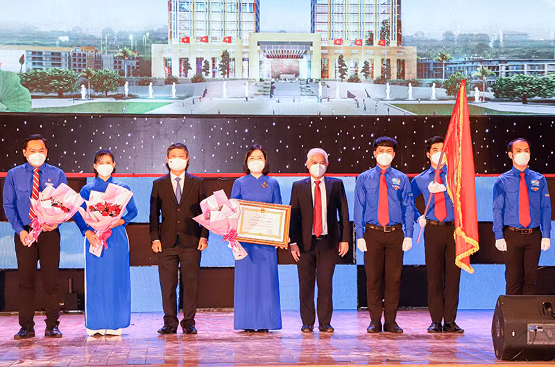 Thừa ủy nhiệm của Chủ tịch nước, đại diện lãnh đạo tỉnh Bình Dương trao Huân chương Lao động hạng nhất cho Đoàn Thanh niên Cộng sản Hồ Chí Minh tỉnh Bình Dương.