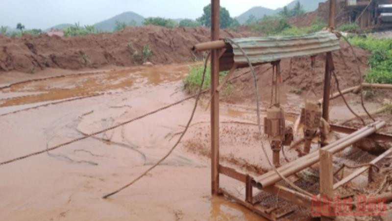 Suối Kim Cương đặc sệt bùn đỏ do hoạt động khoáng sản gây ra.