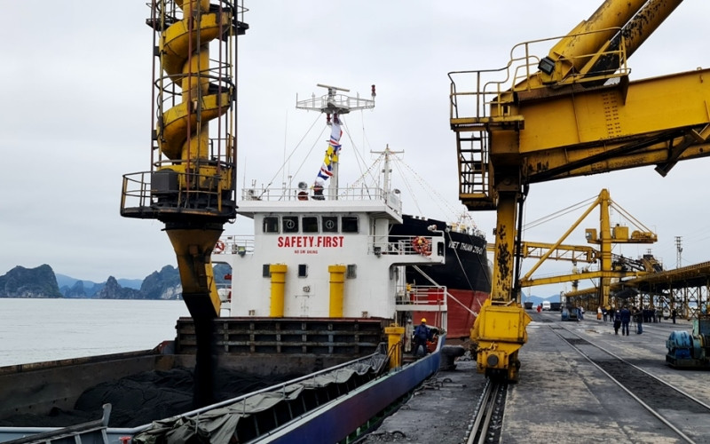 Ngày mồng 1 Tết, tàu Vinacomin 05 vào Cảng Cẩm Phả nhận tấn than đầu tiên của năm mới tiêu thụ thị trường nội địa.