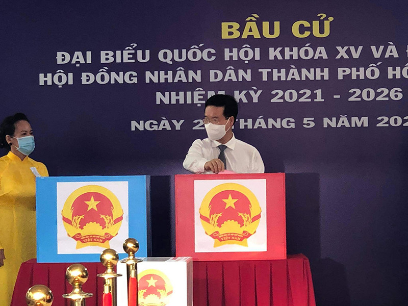 Đồng chí Võ Văn Thưởng là cử tri đầu tiên bỏ phiếu tại khu vực bầu cử số 71.