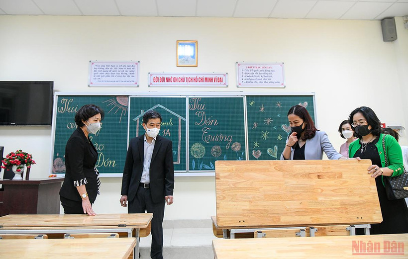 Kiểm tra công tác chuẩn bị đón trẻ quay trở lại trường tại Trường tiểu học Tràng An (Hoàn Kiếm, Hà Nội) (ẢNH: THÀNH ĐẠT)