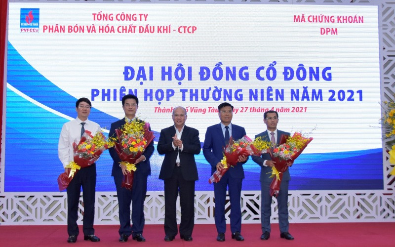 Tặng hoa chúc mừng, ra mắt của các thành viên HĐQT, BKS trúng cử và tái trúng cử, cảm ơn các thành viên được thôi nhiệm vụ.