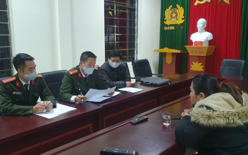 Công an TP Sơn La lập biên bản xử lý các trường hợp đăng thông tin sai sự thật về dịch Covid-19.