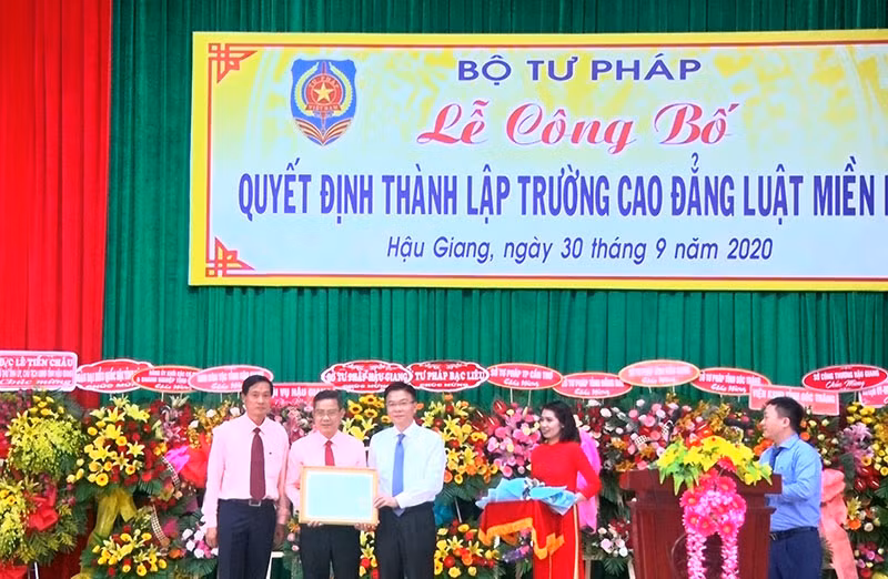Bộ trưởng Lê Thành Long trao Quyết định thành lập cho lãnh đạo Trường Cao đẳng Luật miền nam.