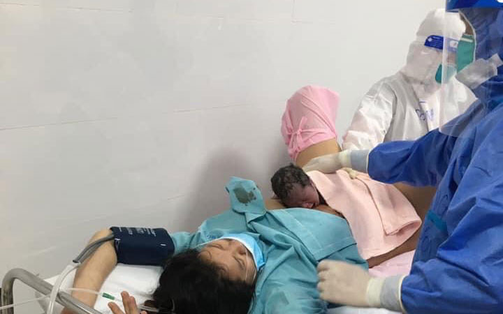 Em bé chào đời giữa tâm dịch. (Ảnh: Bệnh viện cung cấp)
