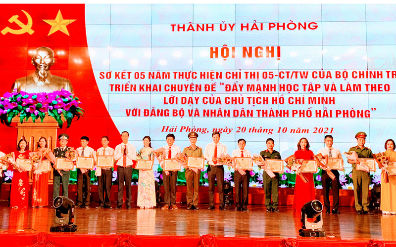 Biểu dương và trao Bằng khen tặng các tập thể và cá nhân tiêu biểu, xuất sắc của thành phố Cảng.