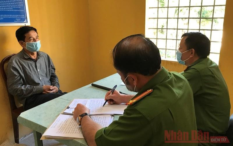 Điều tra viên lấy lời khai đối tượng cầm đầu đường dây.