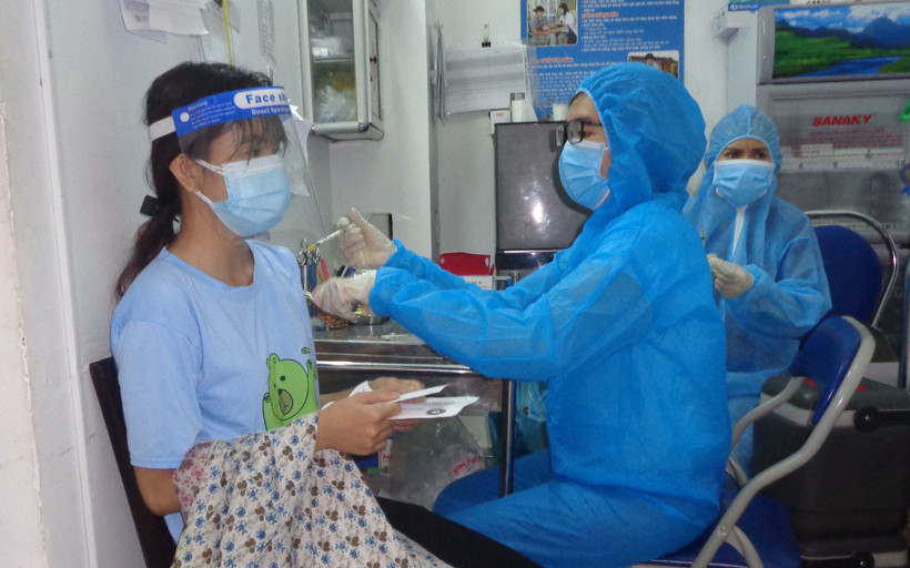 Người dân Nha Trang tiêm vaccine phòng Covid 19.