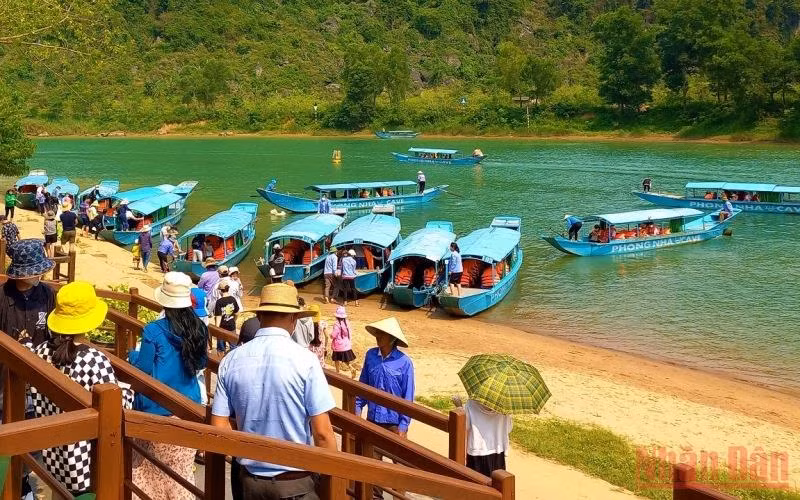 Động Phong Nha đón hàng nghìn lượt khách mỗi ngày trong dịp Giỗ Tổ.