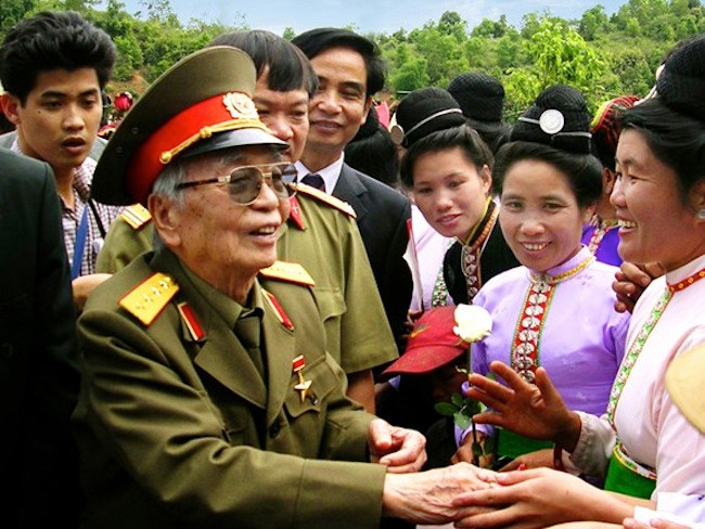 Đại tướng Võ Nguyên Giáp thăm lại Mường Phăng (huyện Điện Biên, tỉnh Điện Biên) tháng 4/2004. (Ảnh: Đoàn Hoài Trung) 