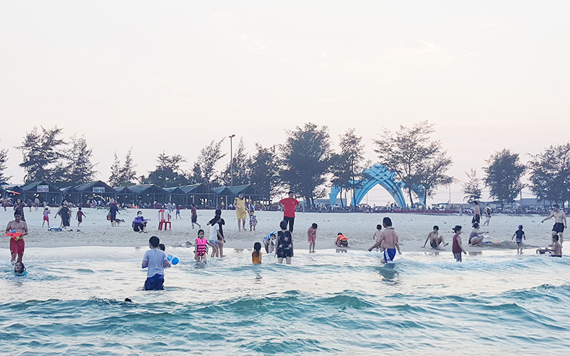 Quảng Trị sẽ khai trương mùa du lịch biển, đảo năm 2021 tại biển Cửa Việt nhưng hủy kế hoạch bắn pháo hoa.