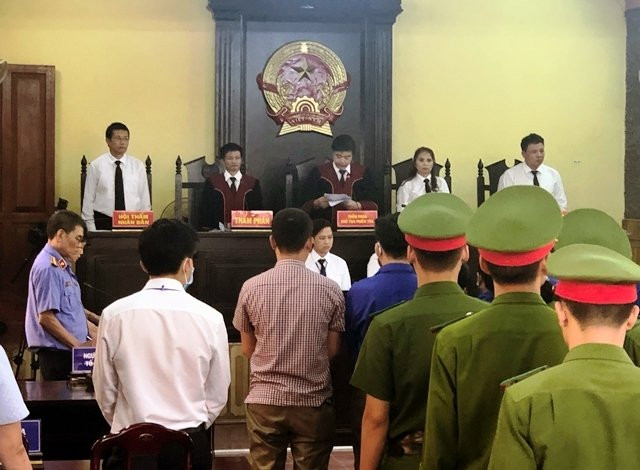 Chủ tọa đọc tuyên phạt đối với các bị cáo.