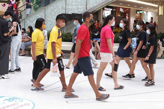 Các trung tâm thương mại tại Thái Lan bắt đầu đông đúc trở lại sau khi Chính phủ nới lỏng các biện pháp hạn chế - Ảnh Bangkok Post