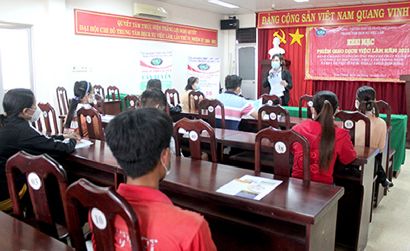 Một phiên giao dịch việc làm được tổ chức tại Trung tâm dịch vụ việc làm tỉnh Hậu Giang.
