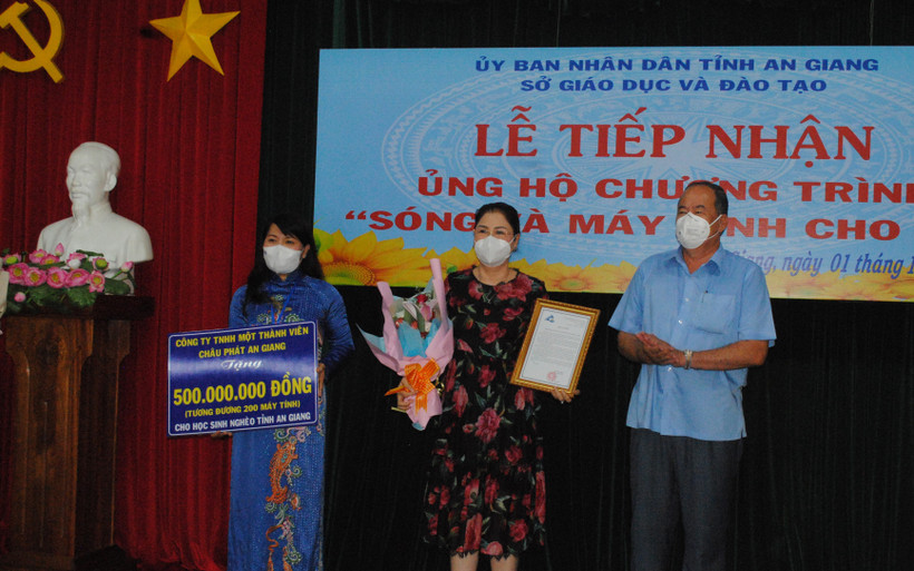 Doanh nghiệp hỗ trợ máy tính bảng giúp học sinh nghèo.