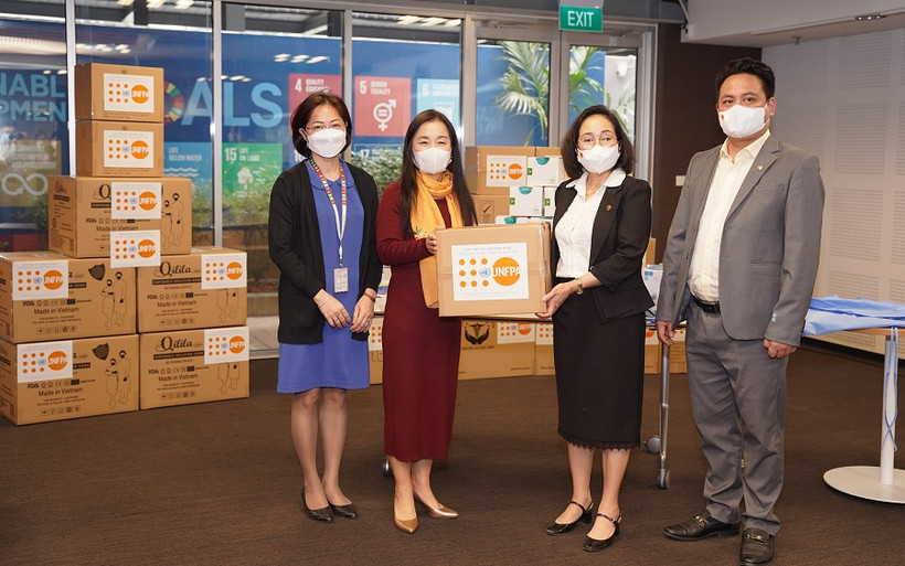 Lễ trao tượng trưng thiết bị và vật tư y tế phòng, chống dịch Covid-19 của UNFPA cho đại diện Bộ Y tế. (Ảnh : UNFPA) 
