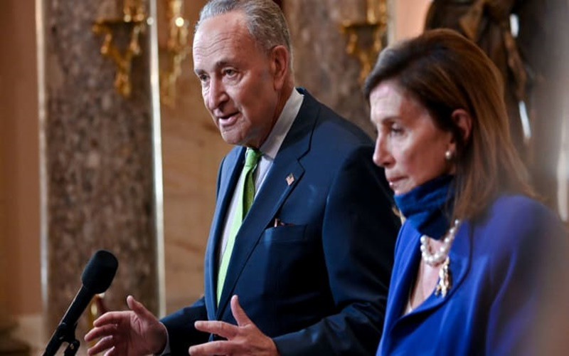 Ông Schumer và bà Pelosi phát biểu trước phóng viên tại Washington, ngày 29-7. (Ảnh: Reuters)
