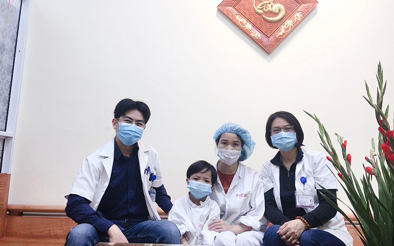 Bác sĩ và nhân viên y tế Trung tâm Tim mạch và Lồng ngực cùng bệnh nhân trước khi xuất viện.