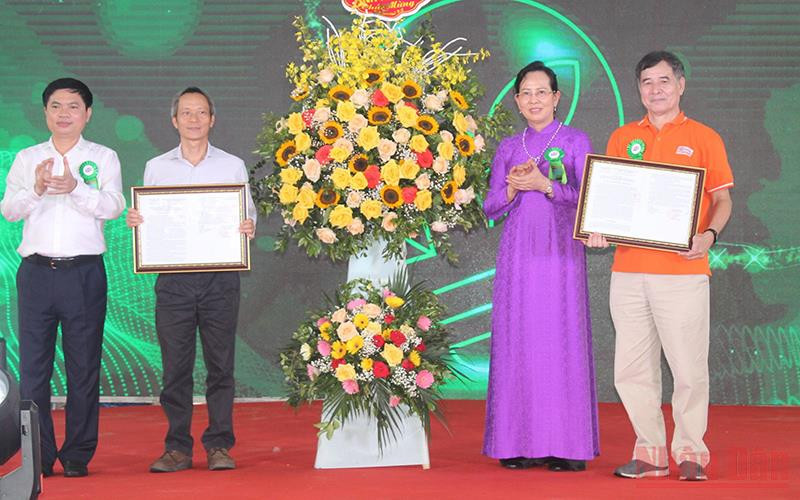 Lãnh đạo tỉnh Hà Nam trao Quyết định công nhận nhà đầu tư và Quyết định bàn giao đất, cho thuê đất để Tập đoàn FPT thực hiện dự án Tổ hợp giáo dục FPT UniSchool Hà Nam.