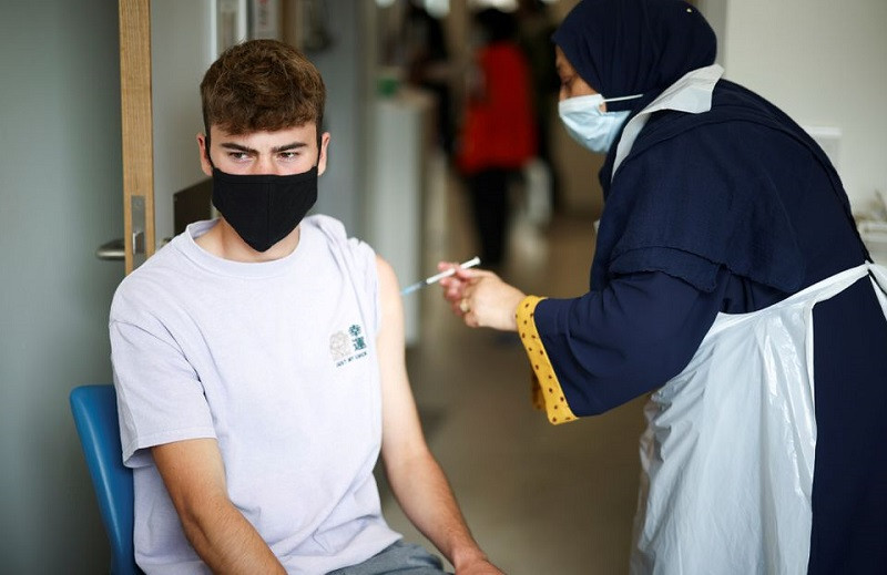 Tiêm vaccine ngừa Covid-19 tại Bệnh viện Trung tâm Middlesex ở thủ đô London, Vương quốc Anh ngày 1/8/2021. (Ảnh: Reuters)