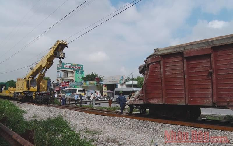 Các lực lượng chức năng khẩn trương khắc phục sự cố hai toa tàu bị lật do tàu bị trật bánh.