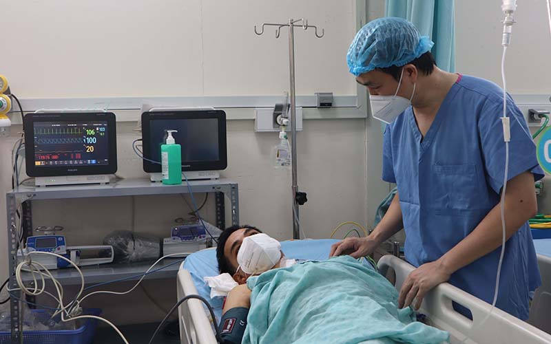 Bác sĩ thăm hỏi người bệnh sau phẫu thuật. (Ảnh: Bệnh viện cung cấp)